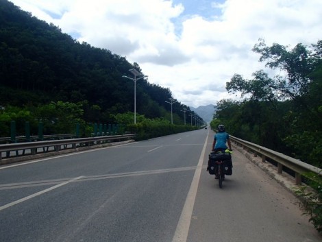 Road from Mengla to the border